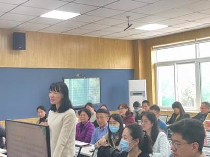 会议室里的人们描述已自动生成