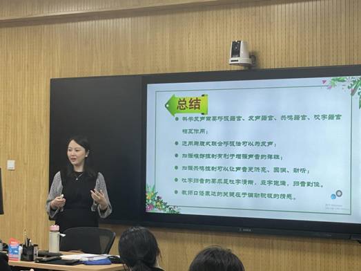 人们在电视前描述已自动生成