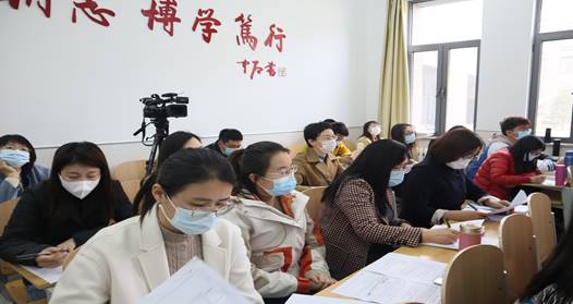 广大青年教师参加观摩课