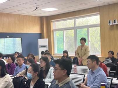 一群人正在听演讲描述已自动生成