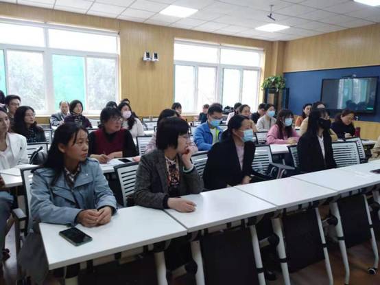 会议室里的人们描述已自动生成