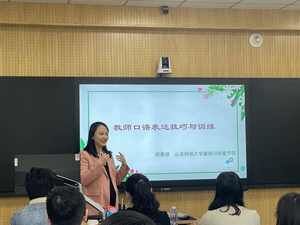 一群人在台上演讲描述已自动生成