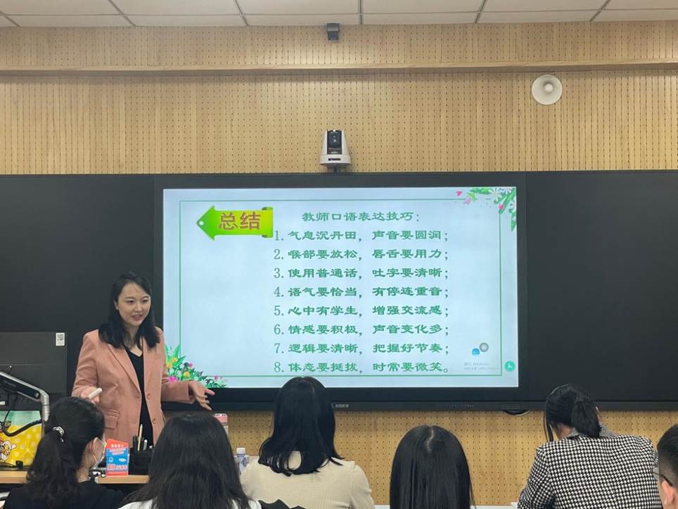 一群人在台上演讲描述已自动生成