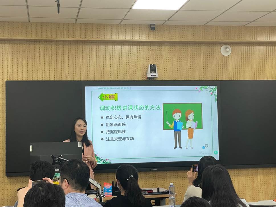 一群人在房间里的电视描述已自动生成