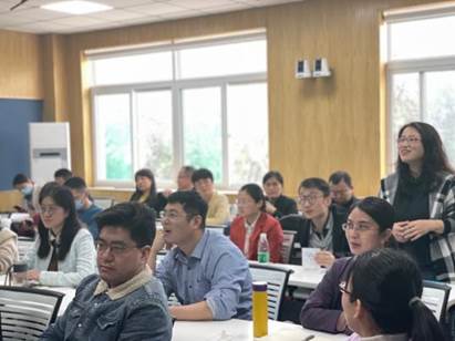 会议室里的人们描述已自动生成