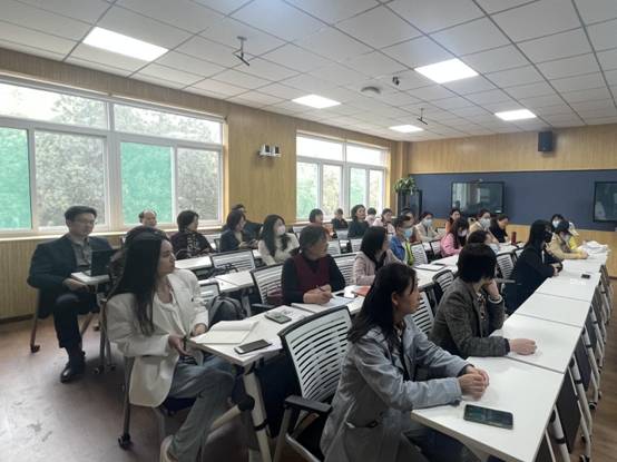 会议室里的人们描述已自动生成