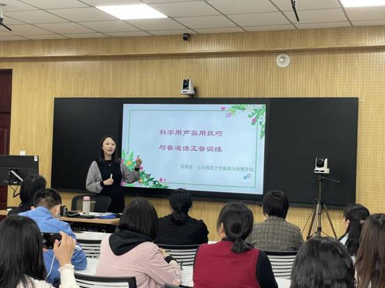 一群人在台上演讲描述已自动生成